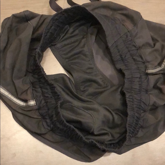 RARE Lululemon camo savasana hotty hot shorts - Picture 4 of 5